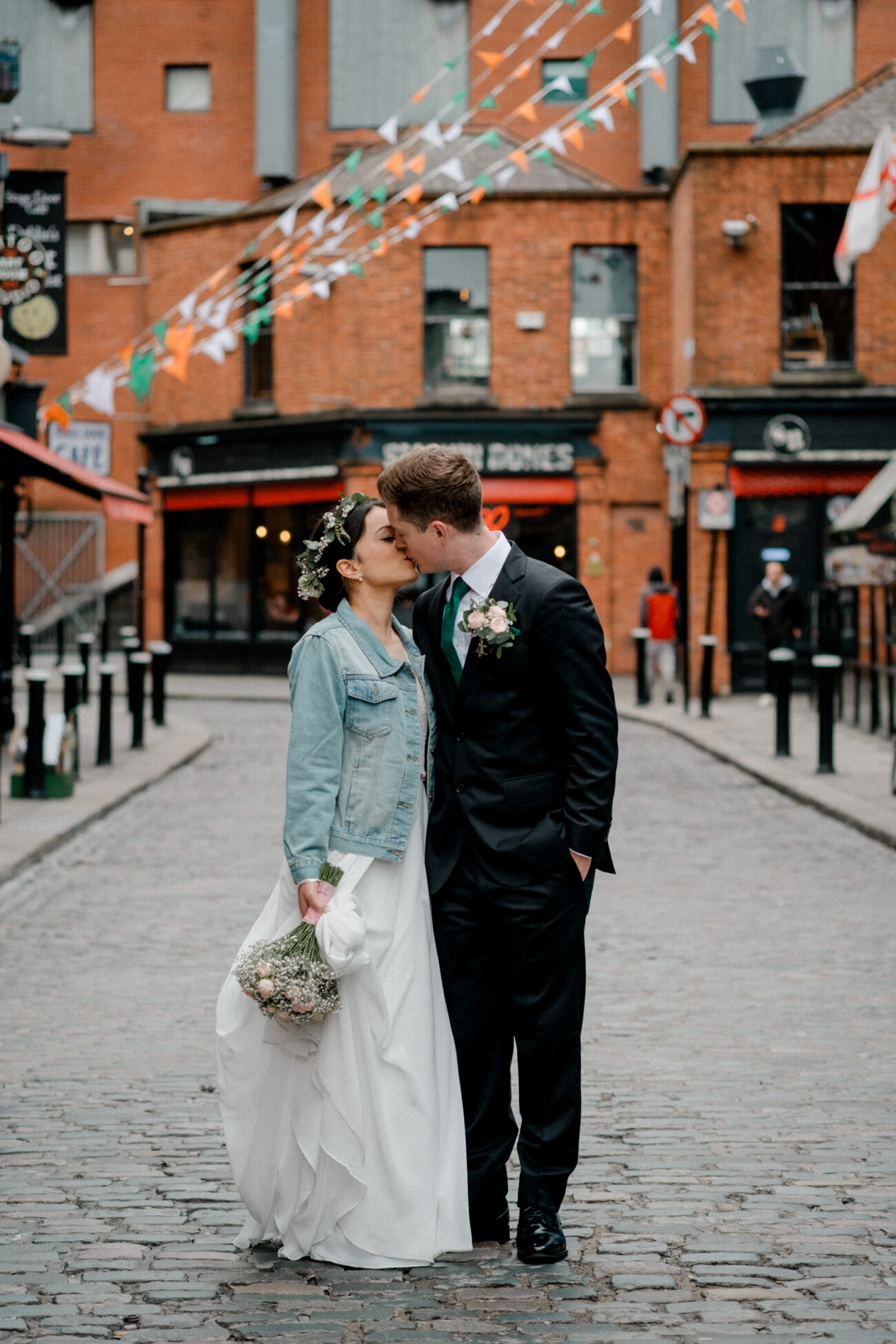 couple kissing on the street sin Temple Bar. Dublin elopement