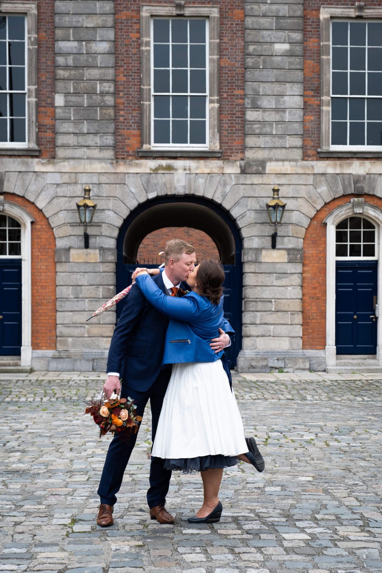 Couple kissing in the grounds of Dublin Castle, Wedding portrait at Dublin Castle, Dublin city wedding portraits