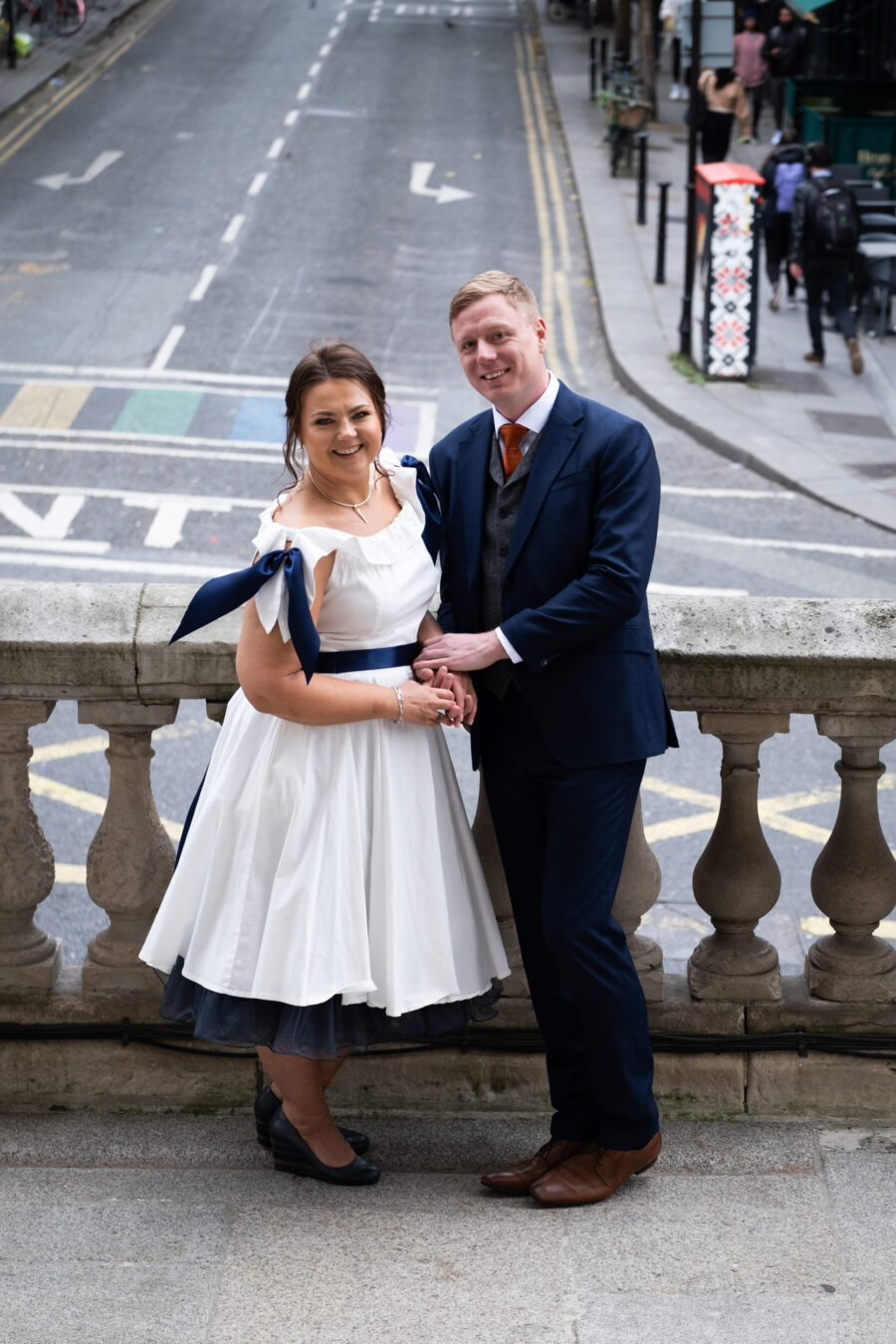 couple standing at the balcony of Dublin City hall