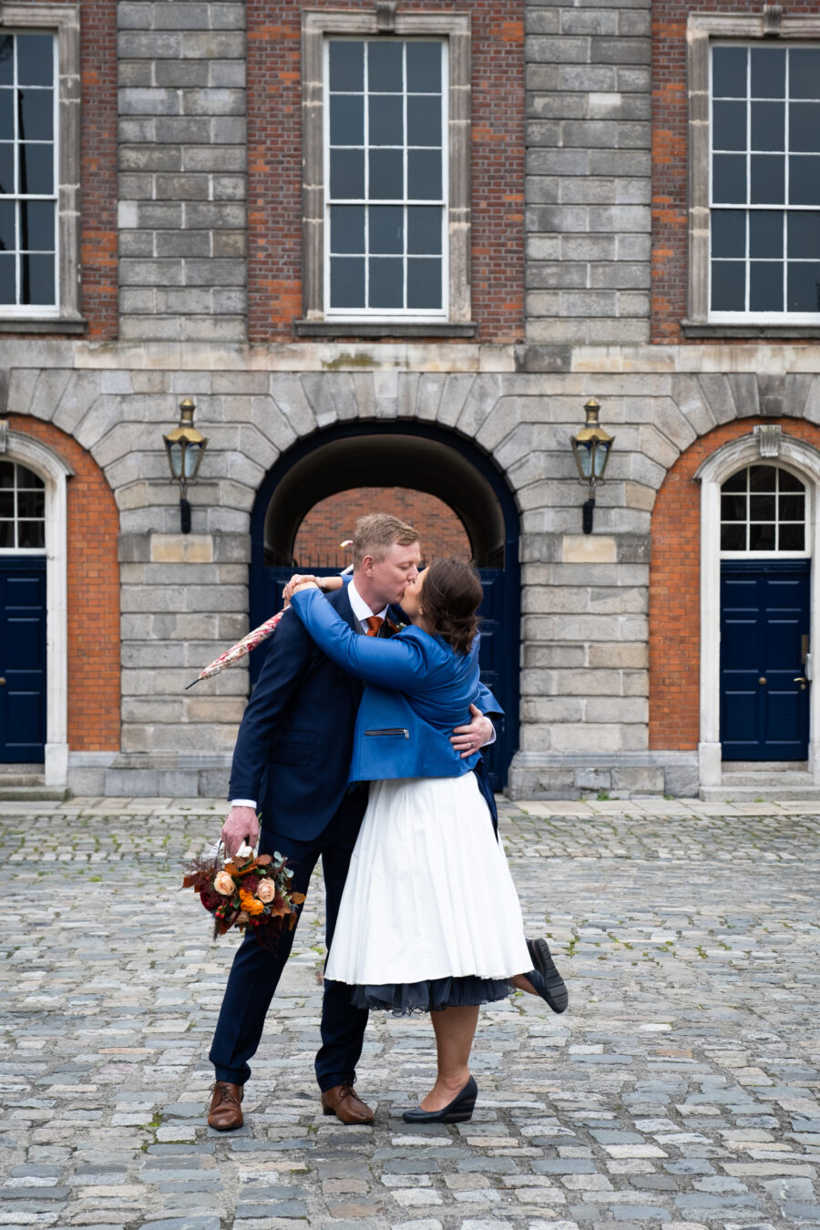 couple kissing in Dublin castle