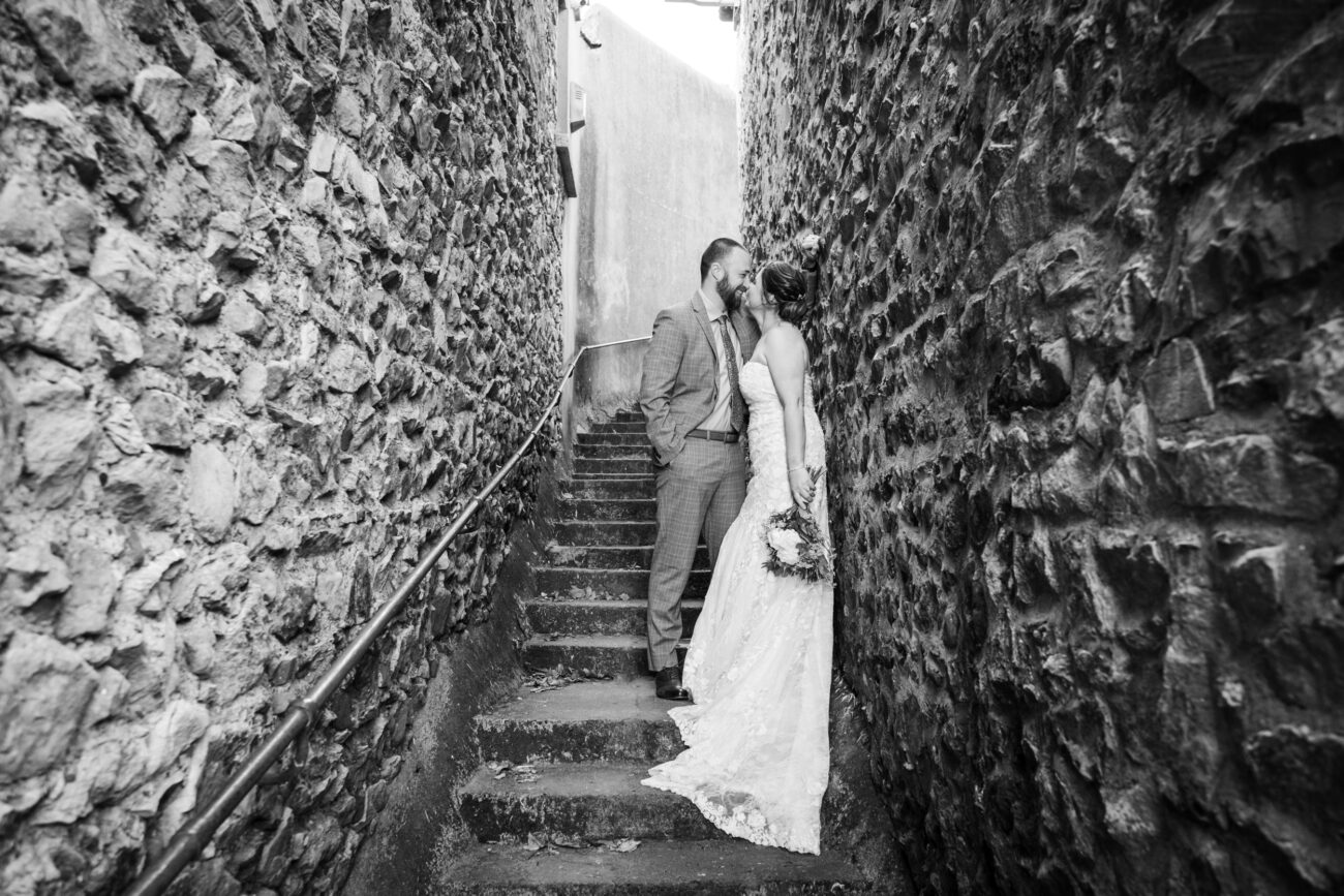 couple kissing at the stones steps in Howth village