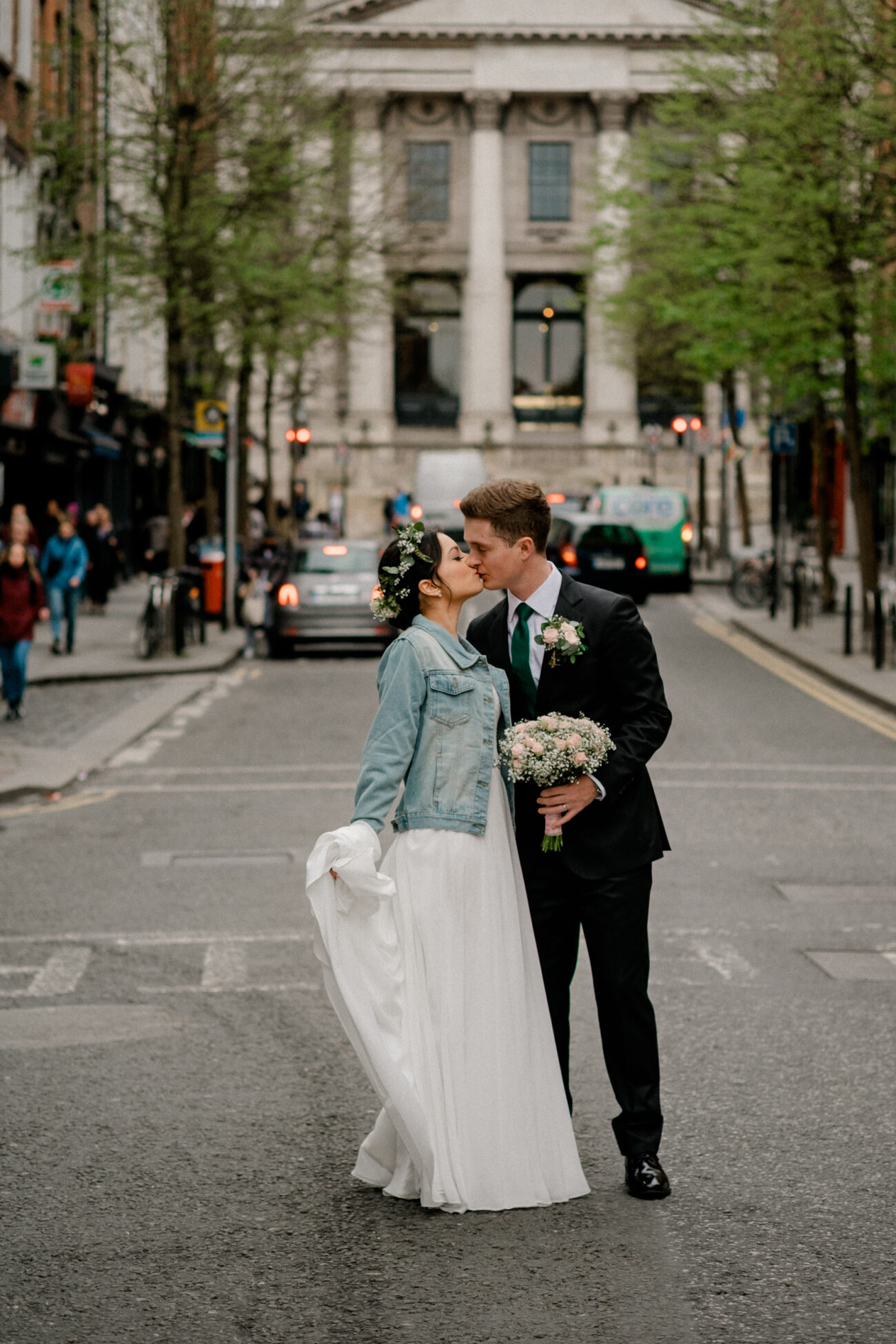 couple kissing in front of city hall in Dublin. Dublin elopement